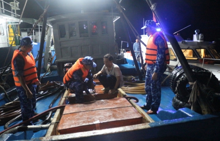 Cảnh sát biển bắt giữ tàu vận chuyển khoảng 80.000 lít dầu DO trái phép