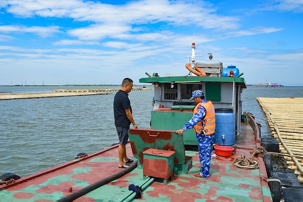 Lực lượng CSB kiểm tra tàu vi phạm.