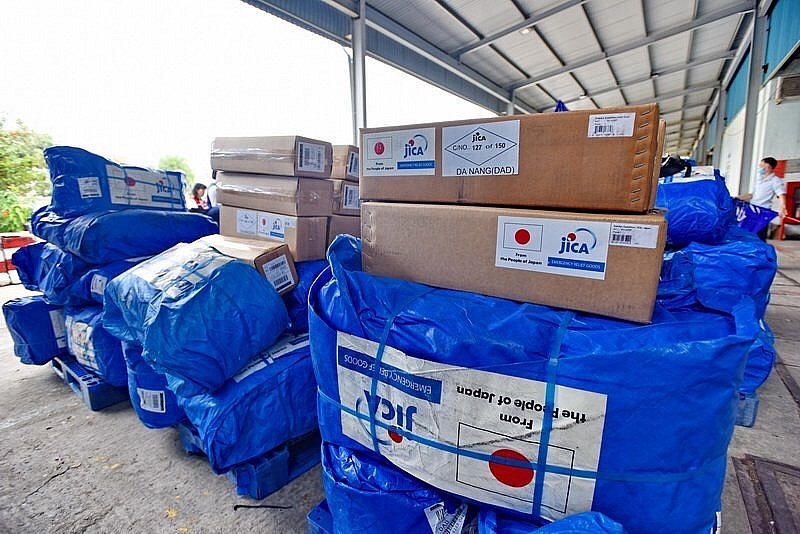Hàng viện trợ đến sân bay Đà Nẵng.