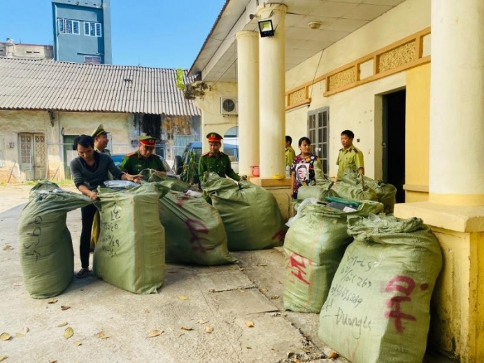 Lạng Sơn: Thu giữ 4.000 sản phẩm lậu tại điểm kinh doanh dịch vụ vận chuyển