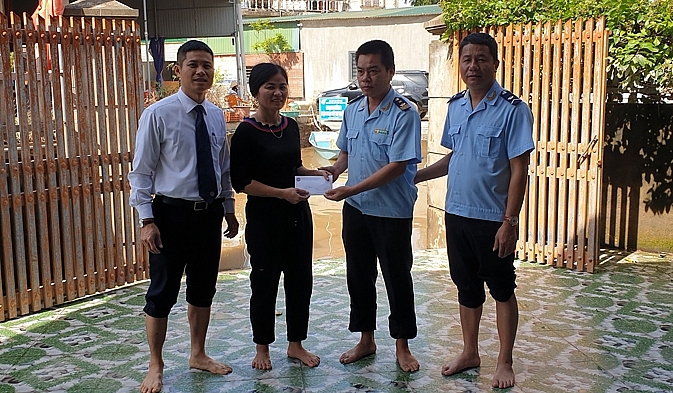 Thay mặt lãnh đạo cục ông Đinh Văn Hòa thăm hỏi và trao quà cho các gia đình là CBCC công chức đang công tác tại cục bị ảnh hưởng do mưa lũ. 