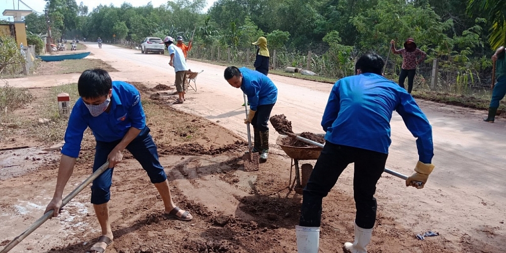 Đoàn Thanh niên Cục Hải quan Hà Tĩnh tham gia dọn vệ sinh môi trường giúp nhân dân các vùng lũ ổn định cuộc sống sau mưa lũ.