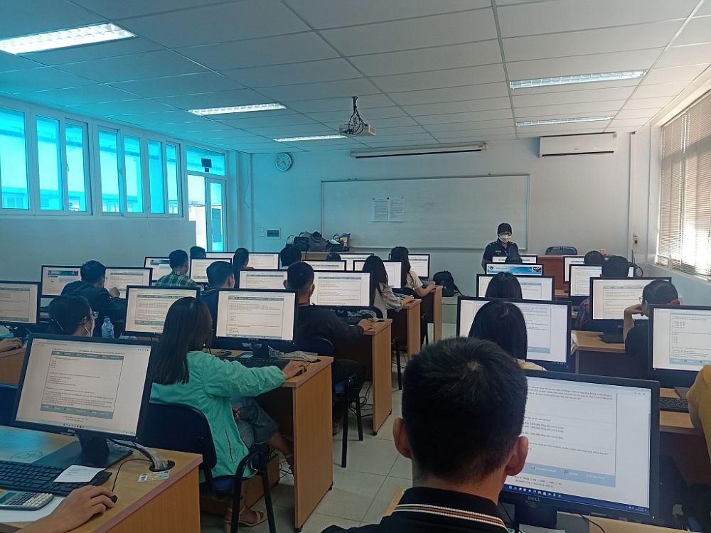 Các thí sinh khu vực phía Bắc tham gia kỳ thi tại địa điểm Trường Hải quan Việt Nam. Ảnh: Trang Thu