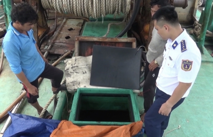Cảnh sát biển liên tiếp bắt giữ tàu cá vận chuyển dầu DO không rõ nguồn gốc