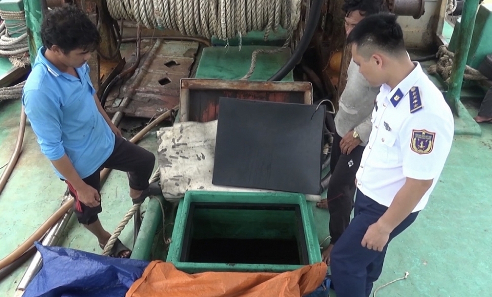 Lực lượng Cảnh sát biển kiểm tra số tang vật được vận chuyển trên tàu. Ảnh: Đức Định