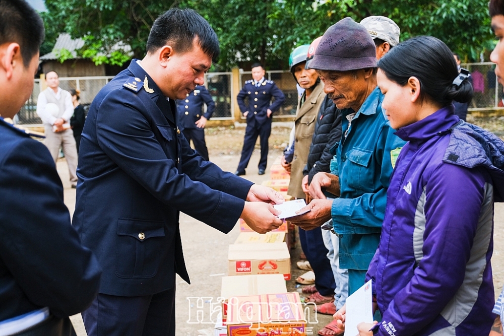 Đại diện Hải quan Lạng Sơn trao hàng trăm suất quà cho bà con các xã thuộc huyện Đắc Krông- Quảng Trị. Ảnh: Quang Huy