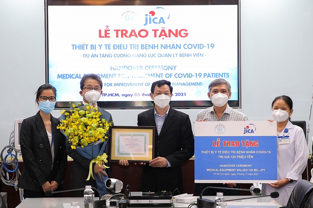 Ông MASUDA Chikahiro, Trưởng Văn phòng chi nhánh JICA tại Tp. HCM (thứ hai từ trái sang) và ông Nguyễn Tri Thức, Giám đốc Bệnh viện Chợ Rẫy (thứ ba từ trái sang) trong Lễ trao tặng lô thiết bị y tế.
