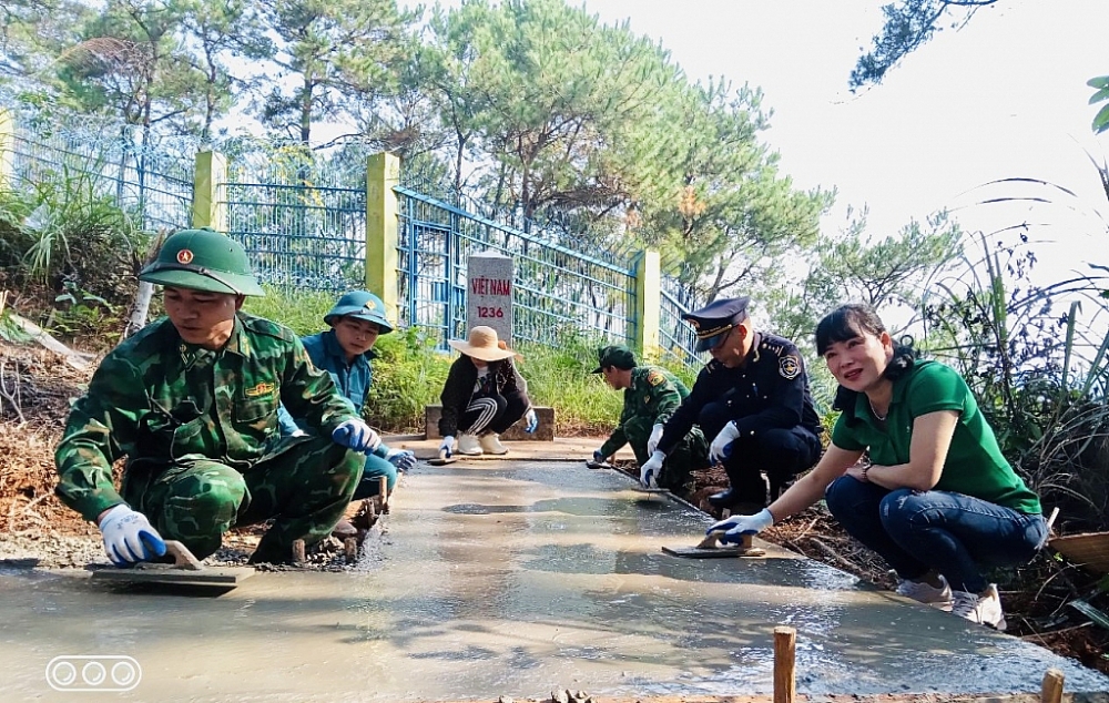 Hải quan Chi Ma tham gia cùng các lực lượng và nhân dân góp công xây dựng đường biên giới. Ảnh: Mai Loan
