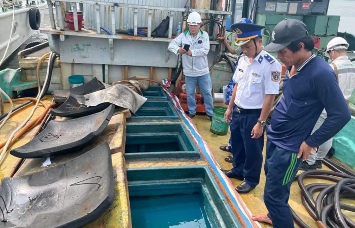 Cảnh sát biển tạm giữ tàu chở 65.000 lít dầu DO không rõ nguồn gốc