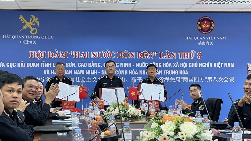 Lãnh đạo Cục Hải quan 3 tỉnh biên giới của Việt Nam ký biên bản thỏa thuận hợp tác với Hải quan Nam Ninh (Trung Quốc) . Ảnh: Tô Hà