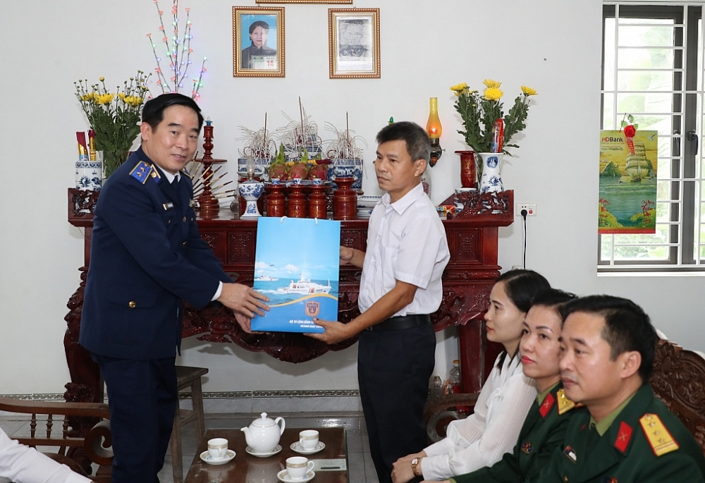 Trung tướng Bùi Quốc Oai thăm hỏi và tặng quà thân nhân Anh hùng, Liệt sĩ Nguyễn Viết Xuân.