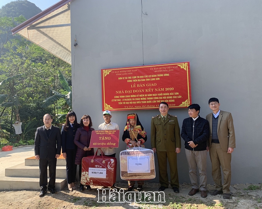 Hải quan Lạng Sơn chung tay trao tặng nhà Đại đoàn kết cho gia đình khó khăn