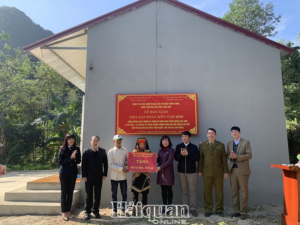 7 đơn vị trong Cụm các cơ quan trung ương trên địa bàn tỉnh Lạng Sơn trao nhà Đại đoàn kết cho gia đình ông Triệu Tiến Thanh. Ảnh: Mai Loan