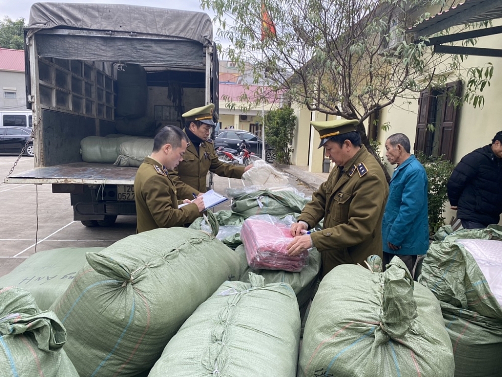 Lực lượng chức năng tỉnh Lạng Sơn kiểm tra số hàng hóa vi phạm. Ảnh: QLTT LS