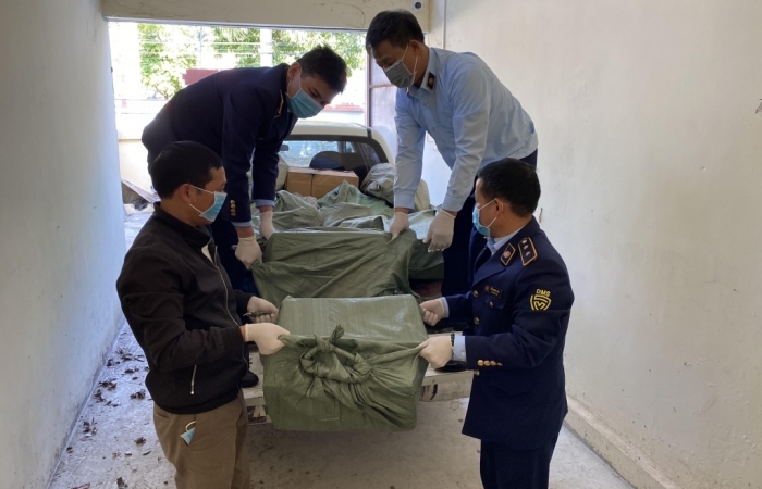 Tổ chức tiêu hủy số lượng lớn sản phẩm linh kiện điện thoại giả mạo nhãn hiệu SAMSUNG