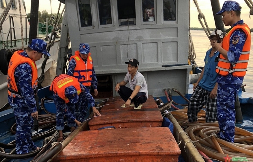 Cảnh sát biển bắt giữ tàu chở 35.000 lít dầu DO không rõ nguồn gốc