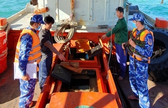 Cảnh sát biển bắt giữ tàu chở 70.000 lít dầu DO không có giấy tờ
