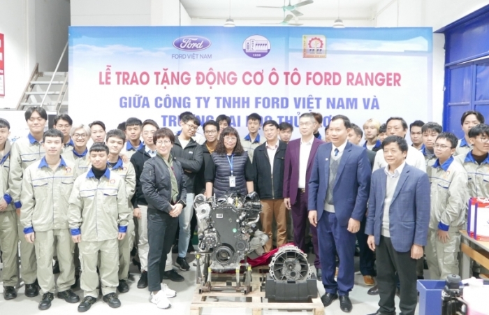 Ford Việt Nam tặng động cơ, hộp số và xe cho các trường kỹ thuật