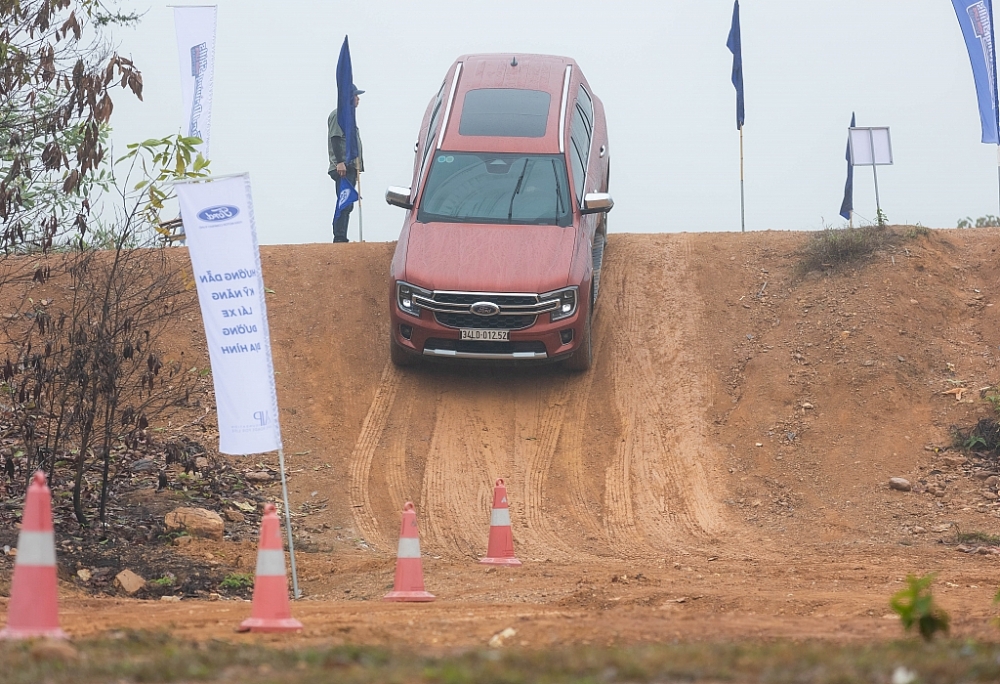 Ford Việt Nam hướng dẫn lái xe đường địa hình