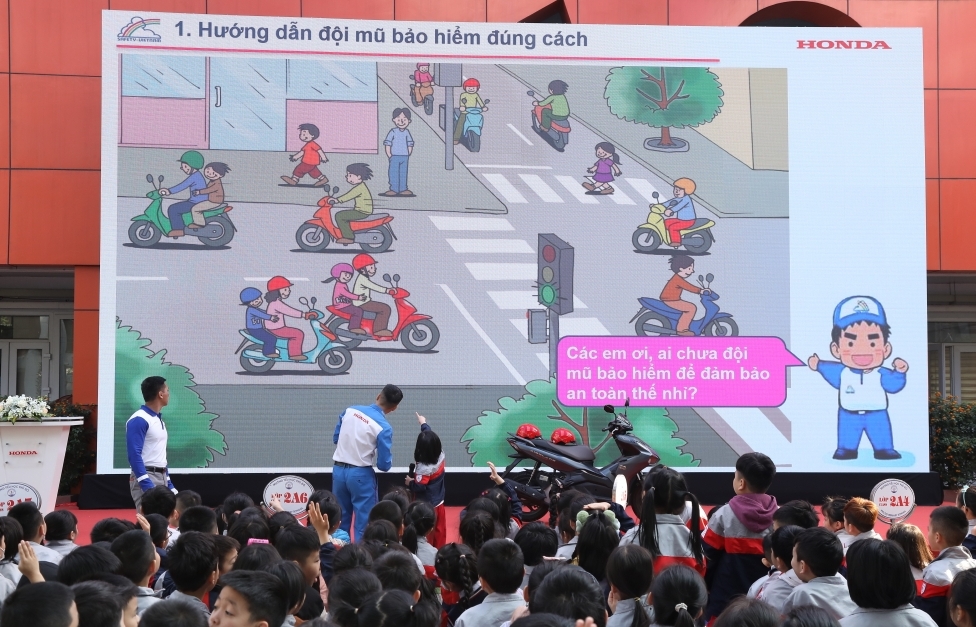 Honda Việt Nam triển khai các sự kiện tặng mũ bảo hiểm cho học sinh tiểu học