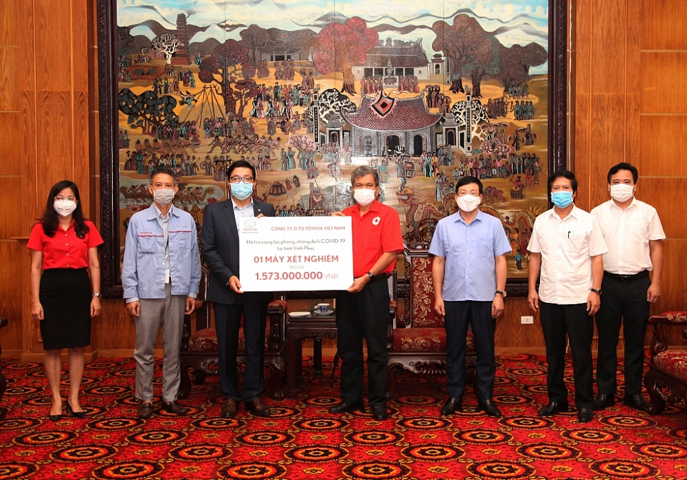 Toyota Việt Nam hỗ trợ trang thiết bị y tế phòng chống Covid cho Vĩnh Phúc