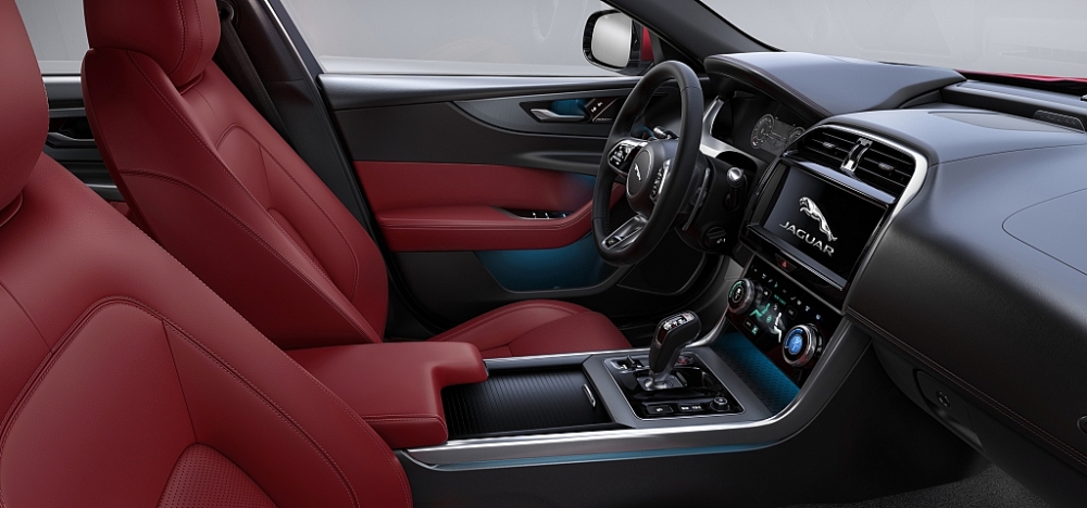 Jaguar XE mới được Phú Thái Mobility chốt giá từ 2,6 tỷ đồng