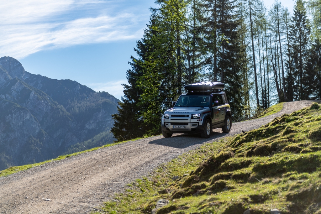 Land Rover Defender hỗ trợ cuộc đua mạo hiểm khắc nghiệt nhất thế giới - Red Bull X-Alps 2021