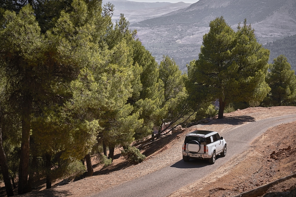 Thêm lựa chọn cho dòng xe địa hình, Land Rover giới thiệu Defender 110