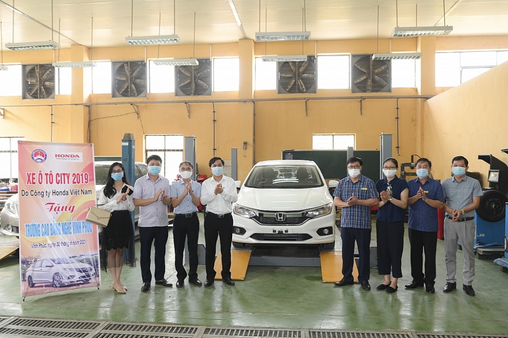 Honda Việt Nam tặng xe và thiết bị kỹ thuật cho trường nghề