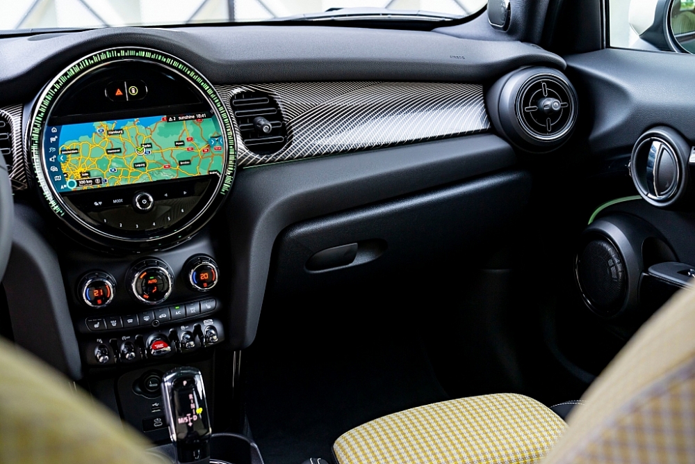 Nhập khẩu từ châu Âu, MINI Cooper S 5 cửa Resolute Edition có giá 2,299 tỷ đồng