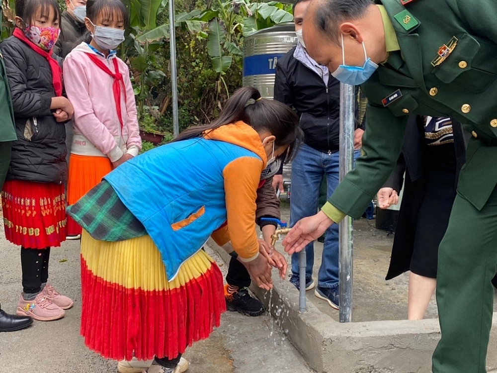 Quỹ Toyota Việt Nam cung cấp nước sạch cho trường học và Đồn Biên phòng Lũng Cú