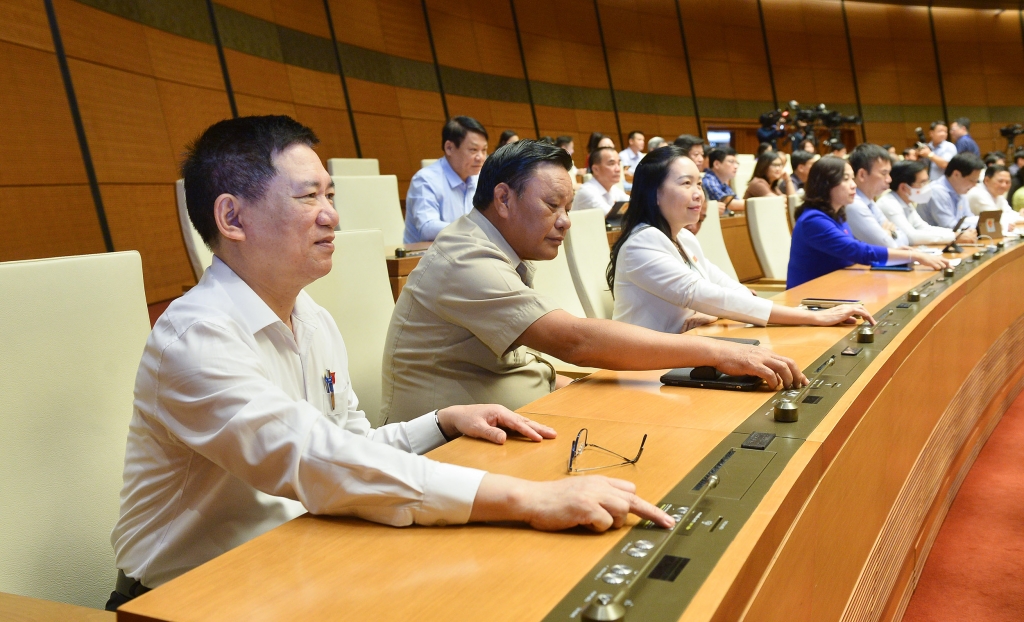 Các đại biểu Quốc hội biểu quyết bằng hệ thống điện tử