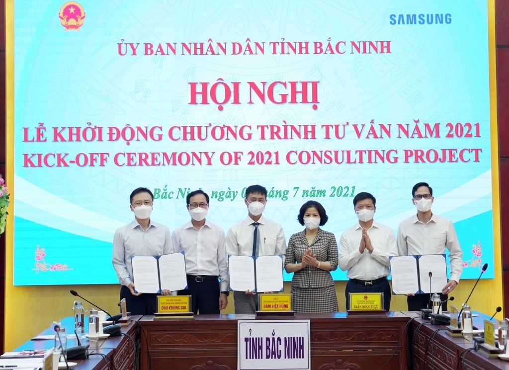 Chủ tịch UBND tỉnh Bắc Ninh Nguyễn Hương Giang và Tổng giám đốc Samsung Việt Nam Choi Joo Ho chứng kiến lễ ký kết tư vấn doanh nghiệp