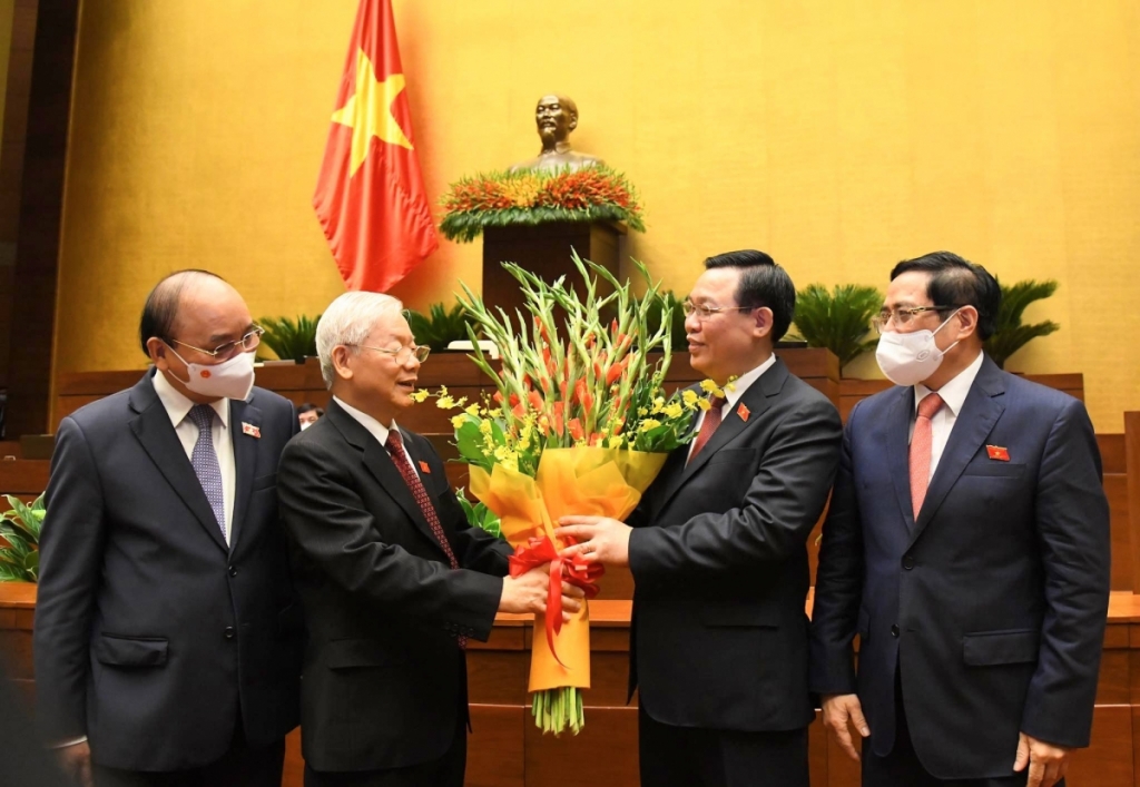 Chủ tịch Quốc hội Vương Đình Huệ tặng hoa Tổng Bí thư Nguyễn Phú Trọng. 