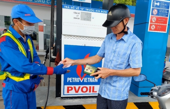 Vì sao giá dầu diesel trong nước lần đầu tiên đắt hơn giá xăng?