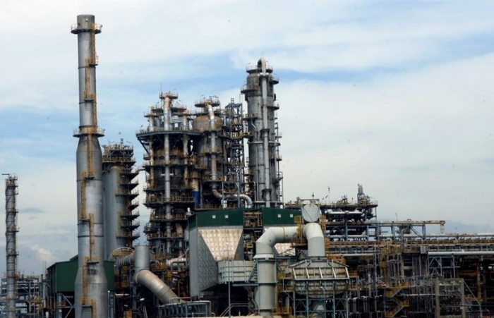 Giảm nhập xăng dầu để “cứu” nhà máy trong nước?