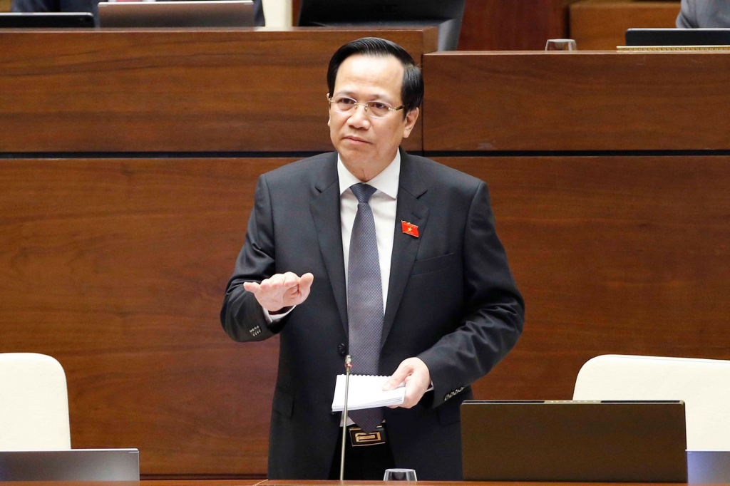 Bộ trưởng Lao động - thương binh và xã hội Đào Ngọc Dung trả lời chất vấn của đại biểu Quốc hội, sáng 11/11. Ảnh: Quochoi.