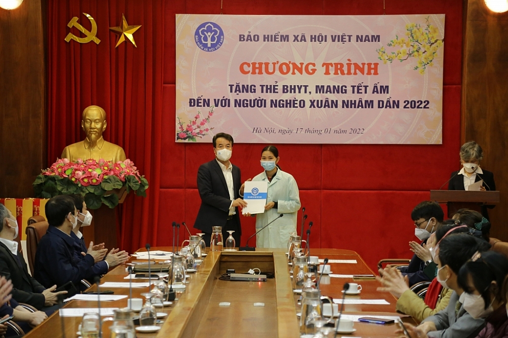 Tổng Giám đốc BHXH Việt Nam Nguyễn Thế Mạnh tặng quà đến bệnh nhân và người nhà bệnh nhân.