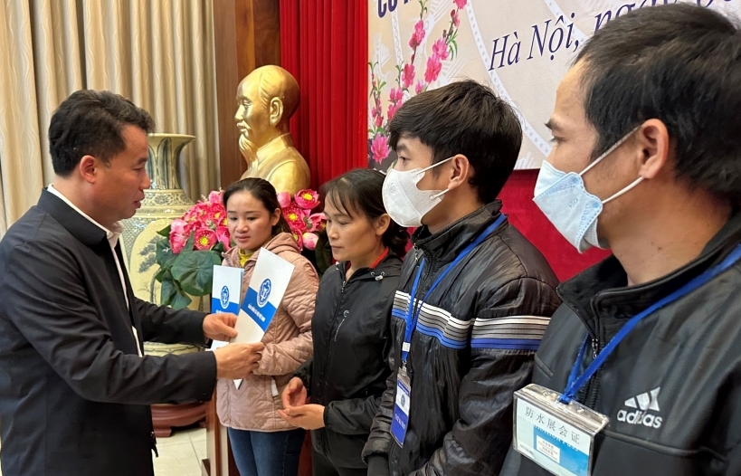 Bảo hiểm xã hội Việt Nam: Trao tặng 200 suất quà Tết cho bệnh nhân có hoàn cảnh khó khăn