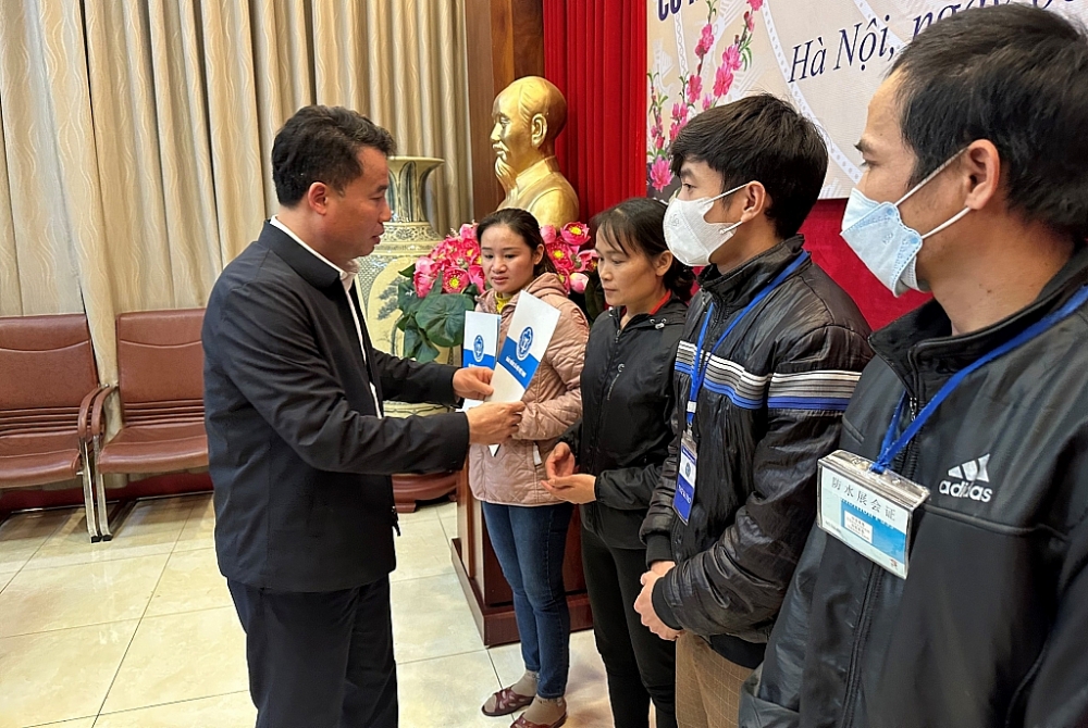 Bảo hiểm xã hội Việt Nam: Trao tặng 200 suất quà Tết cho bệnh nhân có hoàn cảnh khó khăn