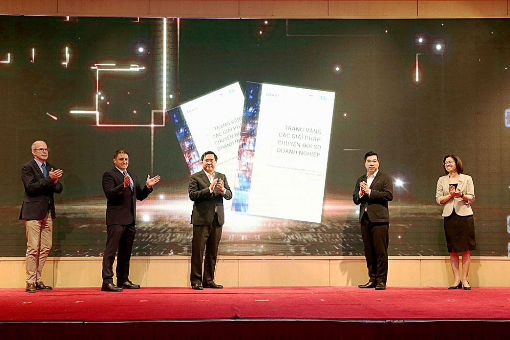 Các đại biểu tham dự lễ ra mắt Trang vàng giải pháp chuyển đổi số cho doanh nghiệp. Ảnh: MPI