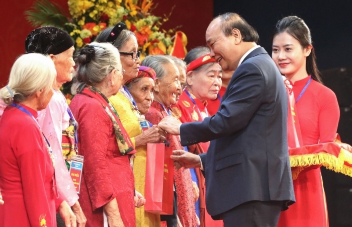 Gặp mặt 300 Mẹ Việt Nam anh hùng tại Hà Nội