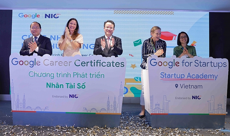 Google sẽ hợp tác với NIC để để dành tặng 20.000 suất học bổng cho học viên của hơn 40 trường đại học và trường nghề tại Việt Nam có niềm đam mê với công nghệ thông tin.