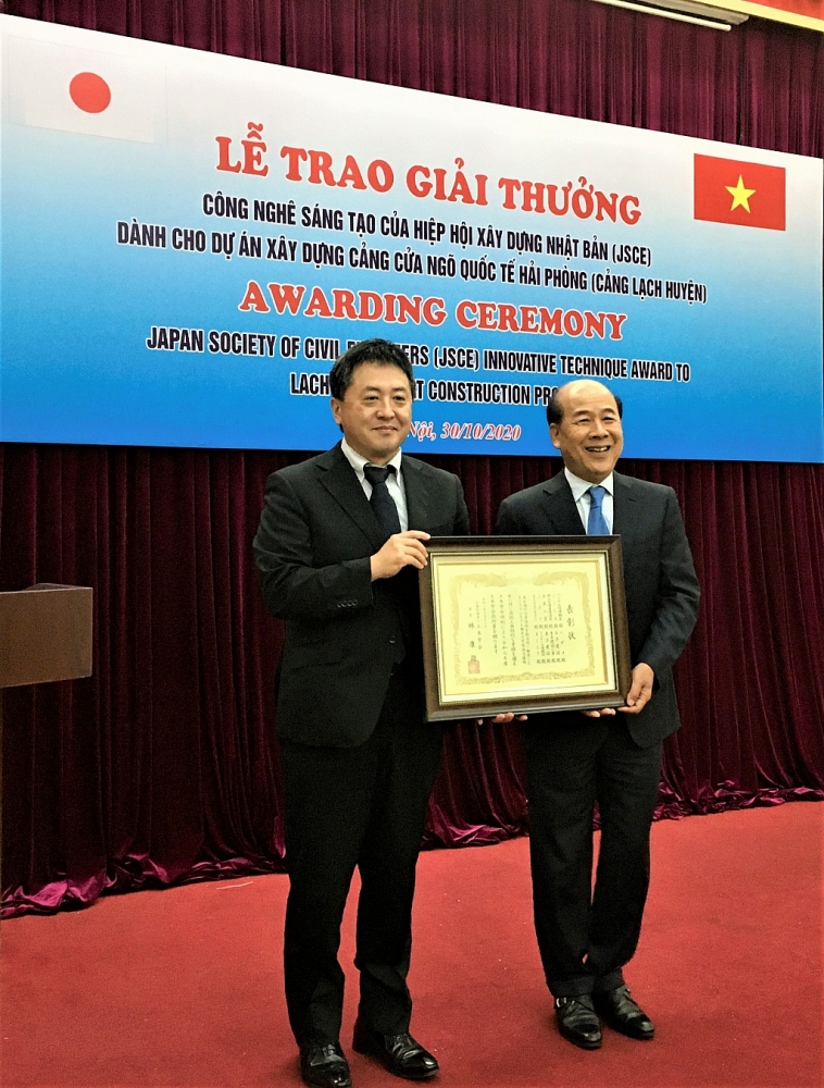 Ông SHIMIZU Akira, Trưởng Đại diện Văn phòng JICA Viêt Nam trao Chứng nhận Giải thưởng cho ông Nguyễn Văn Công, Thứ trưởng Bộ Giao thông vận tải.