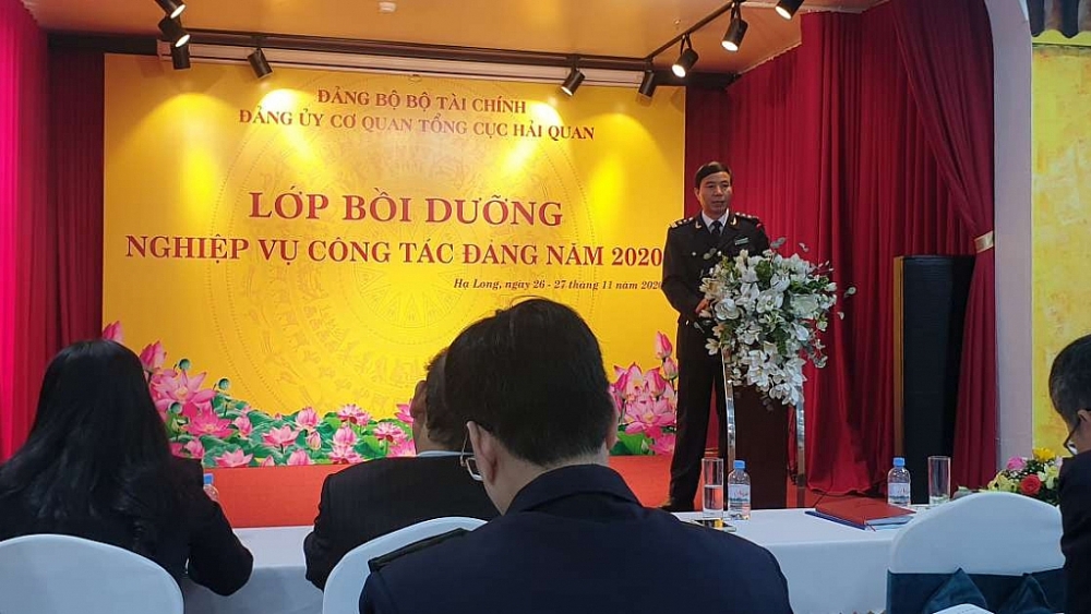 Đồng chí Nguyễn Xuân Phương- Phó Bí thư Đảng ủy CQ Tổng cục Hải quan phát biểu khai mạc lớp bồi dưỡng.
