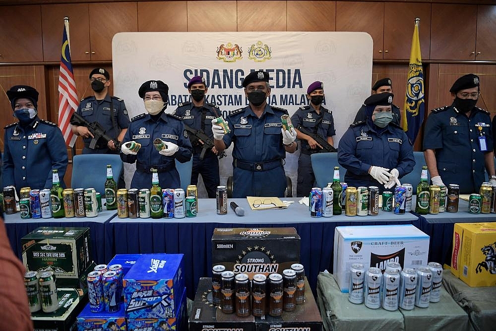 Rượu và xì gà tịch thu trong vụ việc do hải quan malaysia chủ trì. 
