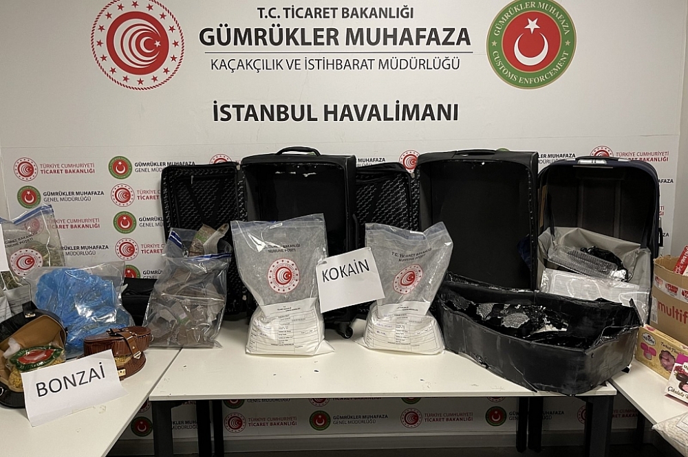 Tang vật và ma túy thu giữ tại sân bay Instanbul, Thổ Nhĩ Kỳ. 