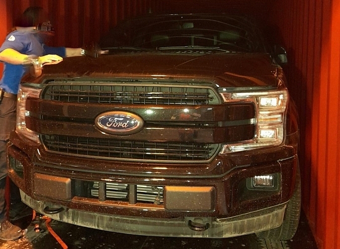 hai xe tải Ford F150 giấu bên trong container 40 feet đã bị hải quan phát hiện.