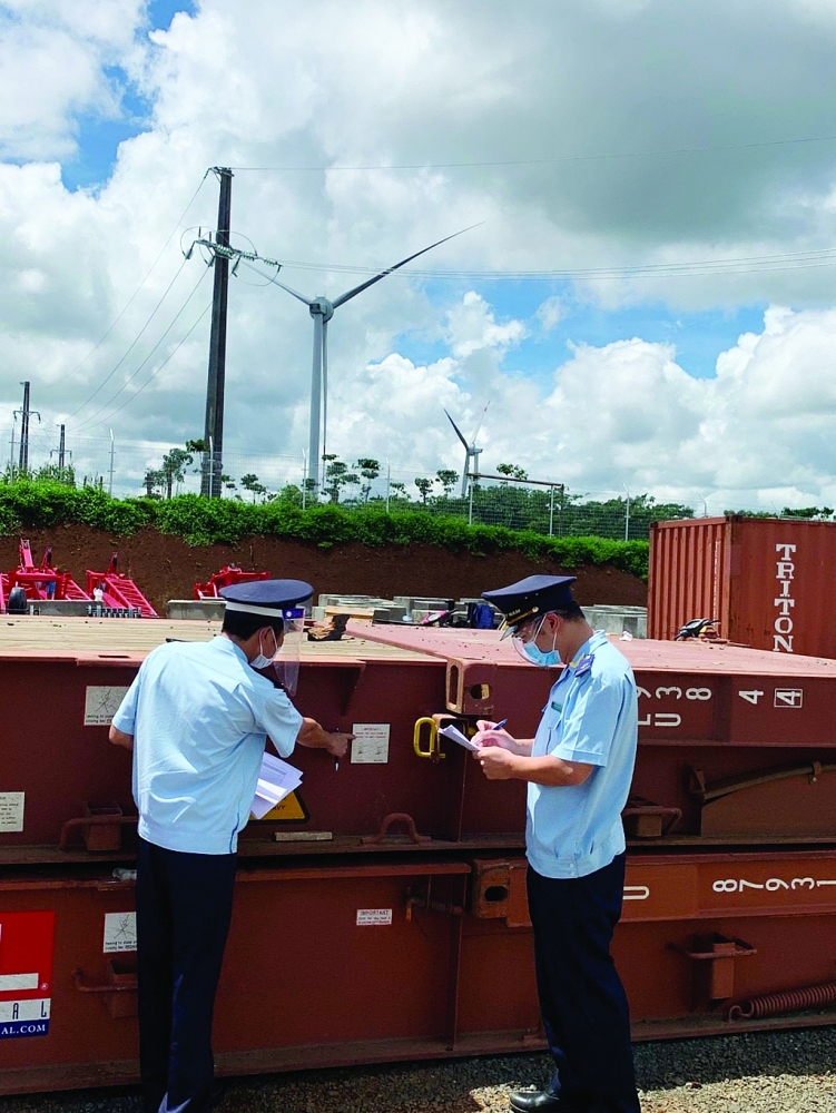 Công chức Hải quan Đắk Lắk làm thủ tục cho các thiết bị điện gió nhập khẩu.  Ảnh: Hải quan Đắk Lắk