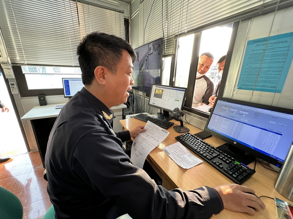 Công chức Hải quan Tân Thanh xử lý thủ tục cho phương tiện trên phần mềm quản lý phương tiện vận tải do đơn vị nghiên cứu và áp dụng. 	Ảnh: H.Nụ